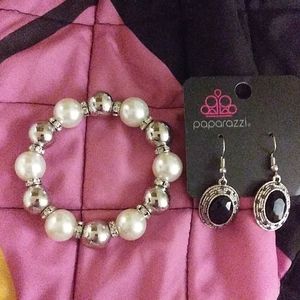 BlackEarnings and a beaded stretchy bracelet